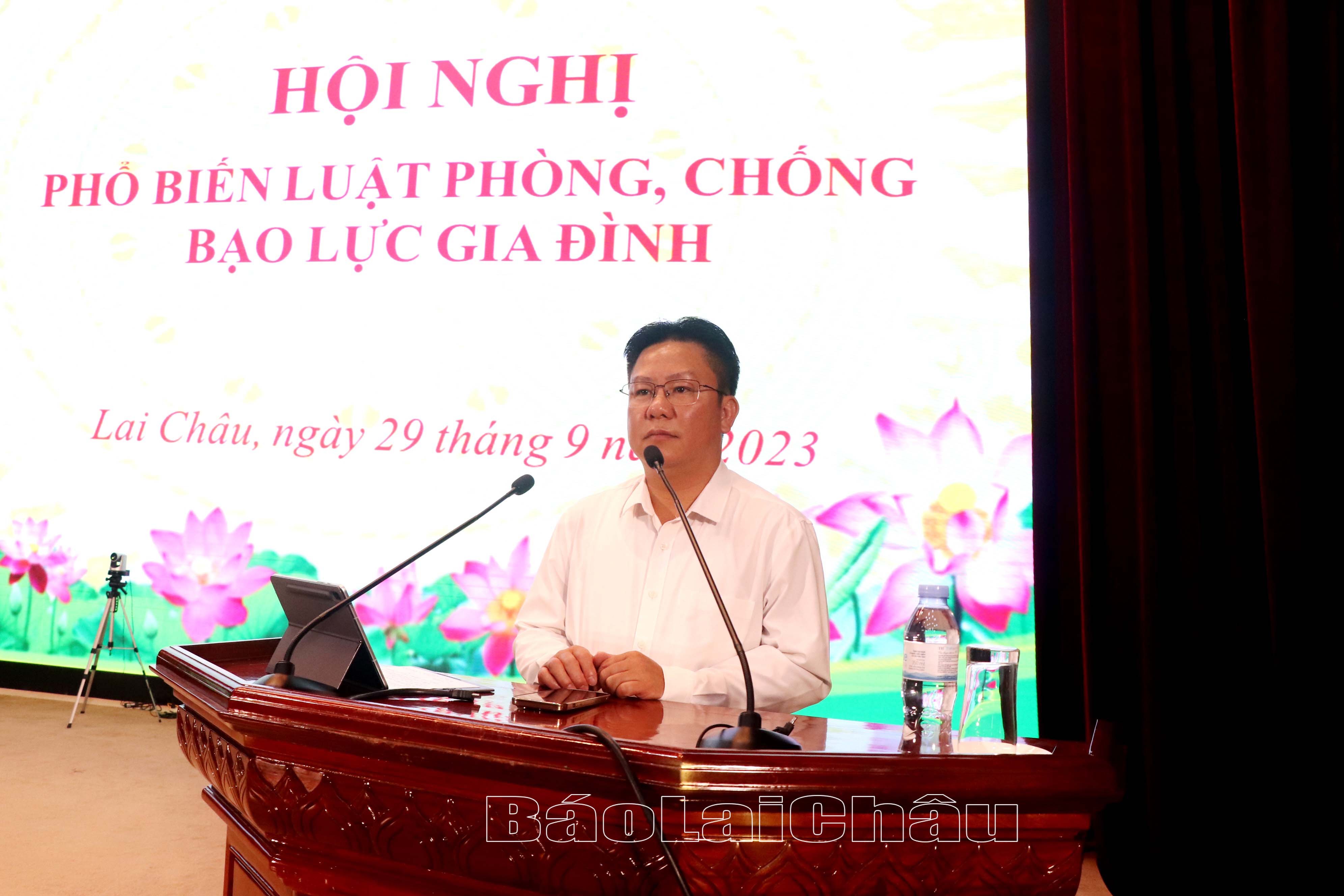 Đồng chí Trần Mạnh Hùng - Phó giám đốc Sở Văn hóa, Thể thao và Du lịch tuyên truyền, phổ biến một số nội dung cơ bản của Luật phòng, chống bạo lực gia đình. 